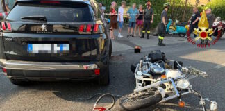 Incidente stradale a Fonte, motociclista rimane intrappolato sotto un’auto rovesciata Incidente tra moto e auto