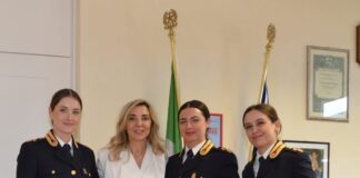 La Polizia di Stato di Treviso dà il benvenuto a tre nuove funzionarie Le tre nuove funzionarie della Polizia di Stato con il Questore di Treviso, Alessandra Simone