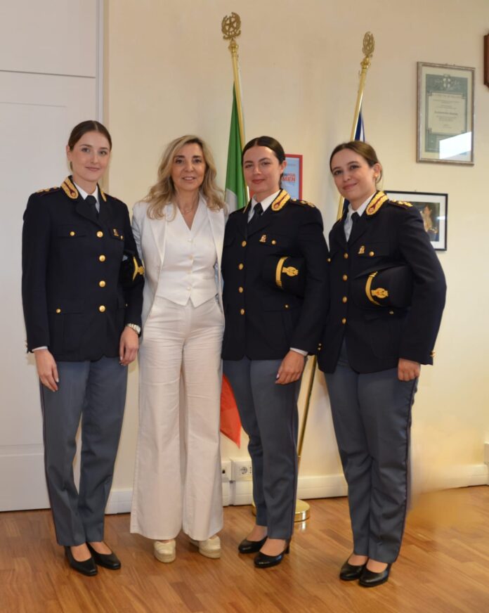 Le tre nuove funzionarie della Polizia di Stato con il Questore di Treviso, Alessandra Simone Le tre nuove funzionarie della Polizia di Stato con il Questore di Treviso, Alessandra Simone