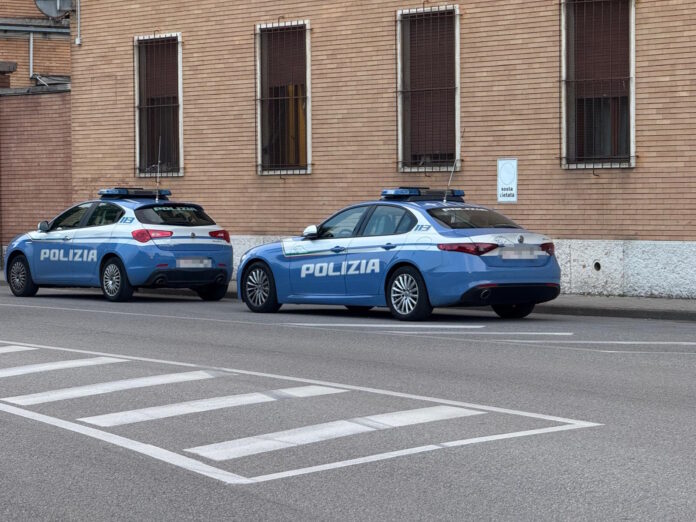 Polizia di Stato davanti all'ex Caserma Serena Polizia di Stato davanti all'ex Caserma Serena