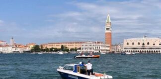Controlli straordinari della Polizia Locale in laguna sui “barchini”: 30 imbarcazioni verificate, 27 le sanzioni elevate Polizia locale in barca - foto dal sito del Comune di Venezia