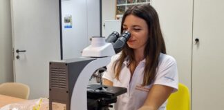 Igiene degli alimenti: 2600 ispezioni, 57 sequestri, 36 attività sospese, sanzioni per 650mila euro Una specialista del SIAN, il Servizio Igiene degli Alimenti e della Nutrizione dell'Ulss 3 al lavoro