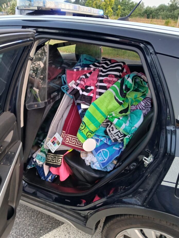 Jesolo, lotta al commercio abusivo: ingente sequestro della Polizia Locale Jesolo, lotta al commercio abusivo: ingente sequestro della Polizia Locale