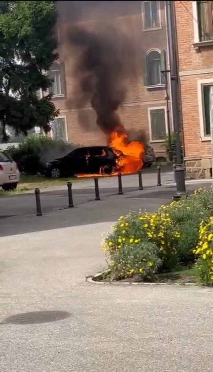 L'autovettura andata a fuoco L'autovettura andata a fuoco