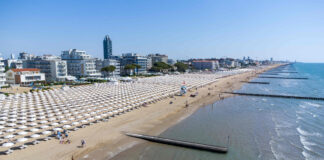 Jesolo, martedì 24 giugno per il Santo Patrono ombrellone a prezzo convenzionato per i residenti Jesolo, una veduta della spiaggia