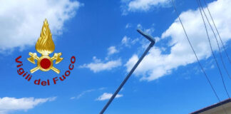 Susegana, camion si ribalta in un giardino privato Susegana, il camion ribaltato in un giardino privato