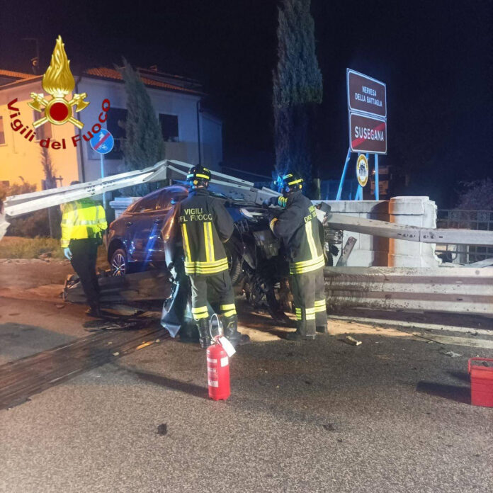 Nervesa della Battaglia, l'auto finita contro il guardrail Nervesa della Battaglia, l'auto finita contro il guardrail