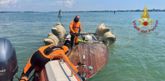 Festa del Redentore, prosegue il lavoro dei Vigili del Fuoco a recuperare imbarcazioni affondate Vigili del Fuoco impegnati a recuperare un'imbarcazione affondata durante la Festa del Redentore