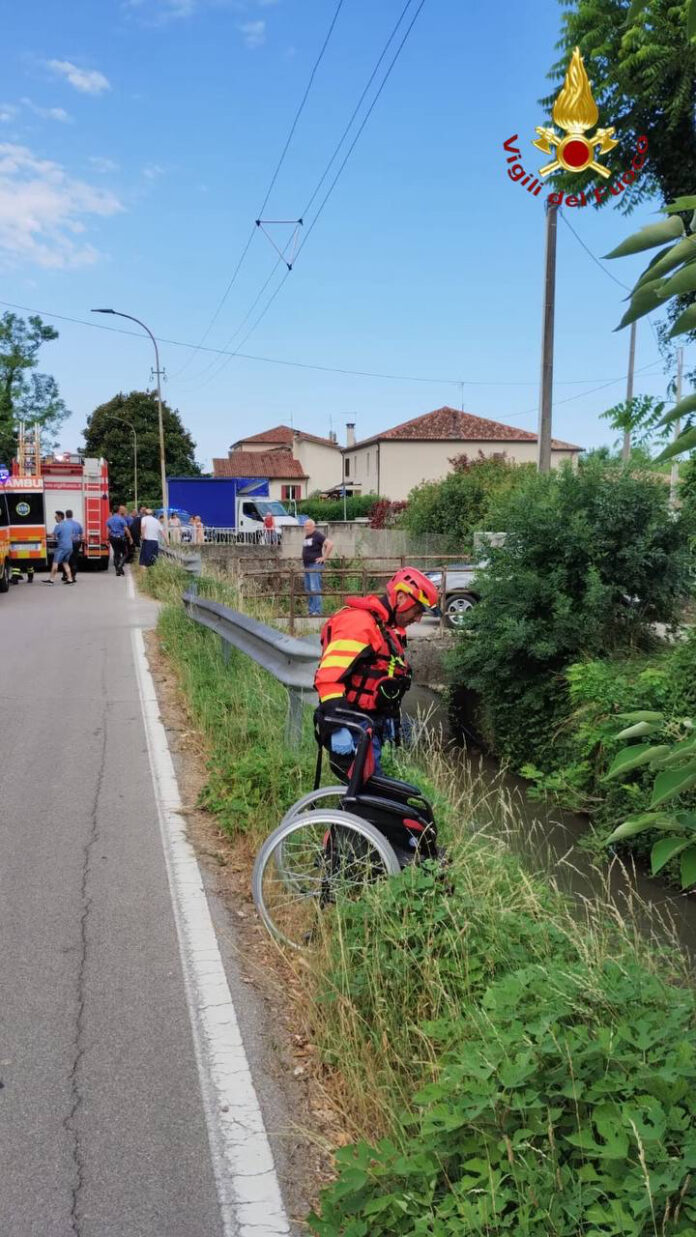 I soccorsi a una donna di 77 anni su sedia a rotelle caduta in un canale