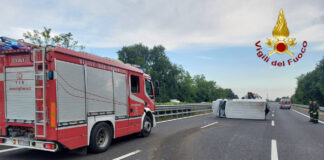 Furgone si ribalta in autostrada A27, 6 feriti Autostrada A27, il furgone ribaltato