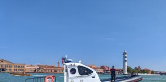 Navigano senza abilitazione: i Carabinieri denunciano due persone e sequestrano la barca Carabinieri di Venezia, Nucleo Natanti, nei pressi dell'Isola di Murano