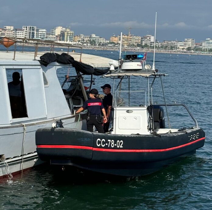 Controlli dei Carabinieri su imbarcazioni da pesca Controlli dei Carabinieri su imbarcazioni da pesca