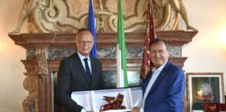 Firmato un accordo di collaborazione tra Venezia e Le Havre Il sindaco Luigi Brugnaro all' accordo di collaborazione tra Venezia e la città di Le Havre - Scambio di doni