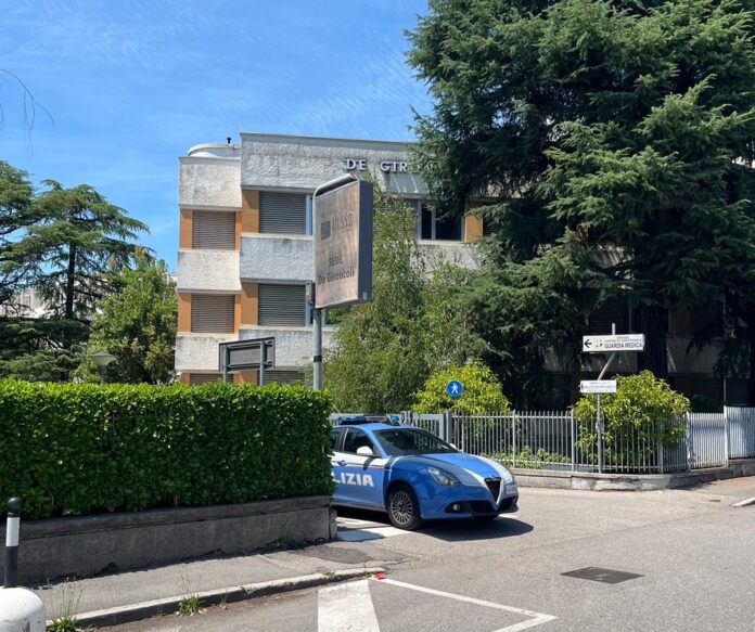 La Polizia di Stato fuori dalloOspedale De Gironcoli di Conegliano La Polizia di Stato fuori dalloOspedale De Gironcoli di Conegliano