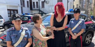 Trova un portafoglio con oltre 700 euro in contanti e lo porta dai Carabinieri La restituzione del portafoglio