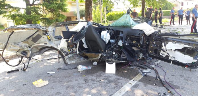 I resti dell'auto andata a sbattere contro un platano I resti dell'auto andata a sbattere contro un platano