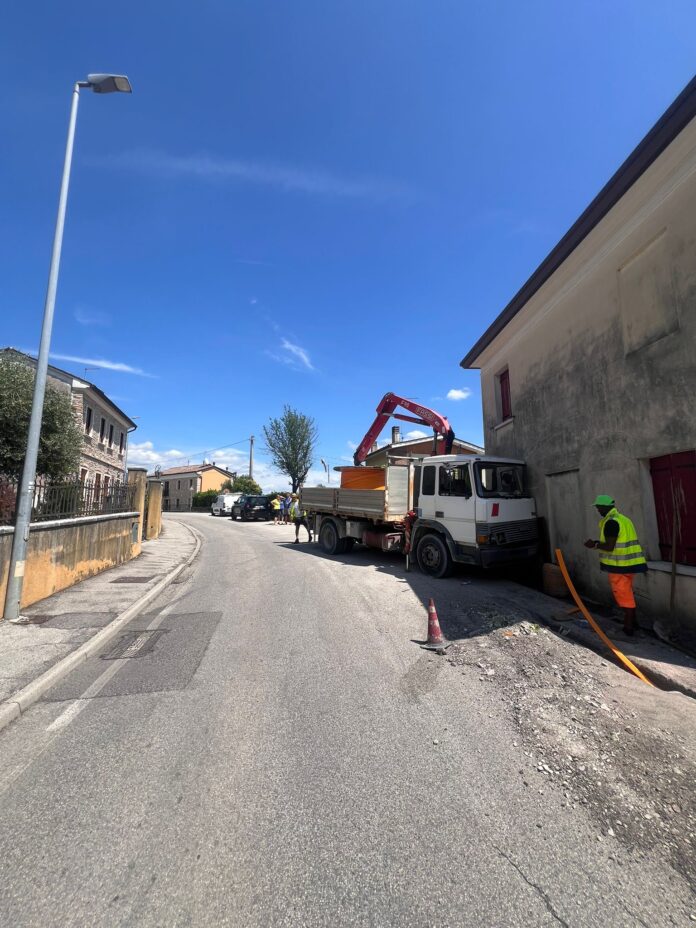 Il camion e la casa in mezzo ai quali è rimasto schiacciato l'operaio Il camion e la casa in mezzo ai quali è rimasto schiacciato l'operaio