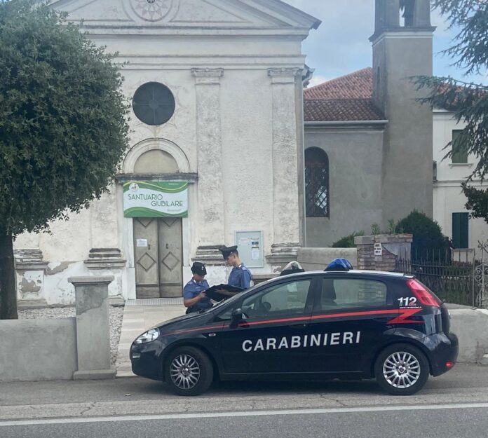 I Carabinieri davanti alla Chiesa di Preganziol I Carabinieri davanti alla Chiesa di Preganziol