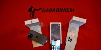 Tentano di vendere falsi iPhone in strada: denunciati tre cittadini romeni I falsi IPhone sequestrati dai Carabinieri