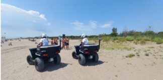 Lido di Venezia, la Polizia Locale ferma e multa due venditori abusivi Polizia Locale di Venezia al Lido con i Quad