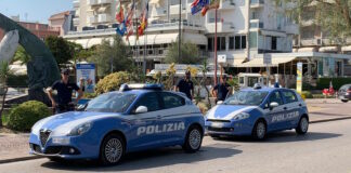 Chioggia, lotta al commercio abusivo: controllate 15 persone, una denunciata e sanzionata Polizia stradale al lavoro a Chioggia