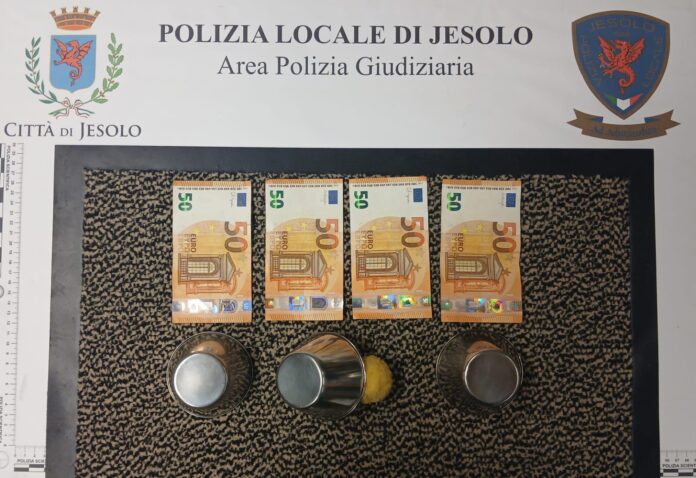 Gioco delle Tre Scatolette, il materiale sequestrato dalla Polizia Locale di Jesolo Gioco delle Tre Scatolette, il materiale sequestrato dalla Polizia Locale di Jesolo