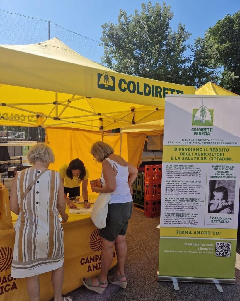 Stop Cibo Falso - raccolta firme al mercato agricolo di Lido di Venezia