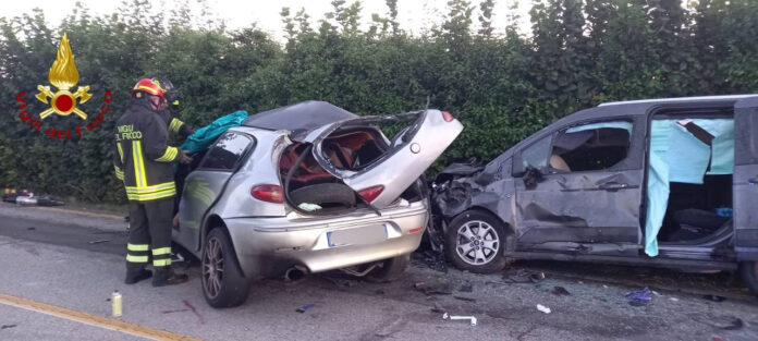 Mareno di Piave, i soccorsi dopo lo scontro frontale tra due auto Mareno di Piave, i soccorsi dopo lo scontro frontale tra due auto