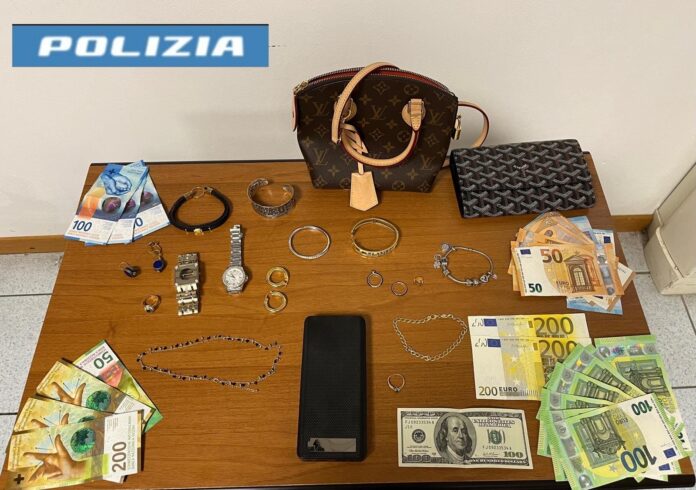 Il jammer sequestrato dalla Polizia di Stato unitamente alla refurtiva Il jammer sequestrato dalla Polizia di Stato unitamente alla refurtiva