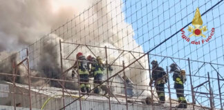 Mestre, a fuoco il tetto di un albergo in ristrutturazione Mestre, Vigili del Fuoco impegnati a spegnere l'incendio del tetto di un albergo in ristrutturazione