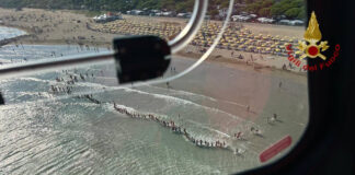 Recuperato il corpo senza vita del bambino di 6 anni scomparso mentre faceva il bagno in mare Le ricerche del bambino di 6 anni scomparso mentre faceva il bagno in mare