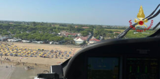 Bambino di 6 anni scompare mentre fa il bagno in mare, ricerche in corso con sommozzatori ed elicottero Cavallino-Treporti, ricerche con l'elicottero di un bambino di sei anni scomparso mentre faceva il bagno in mare