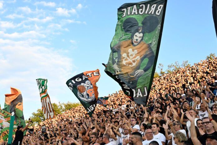 Venezia FC-Bari, la curva dei tifosi arancioneroverdi - foto Andrea Pattaro@Vision Venezia FC-Bari, la curva dei tifosi arancioneroverdi - foto Andrea Pattaro@Vision