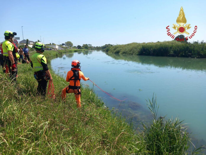 Intervento dei Vigili del fuoco alle 13 in via Piave a Jesolo per un'auto finita nel fiume Sile Intervento dei Vigili del fuoco alle 13 in via Piave a Jesolo per un'auto finita nel fiume Sile