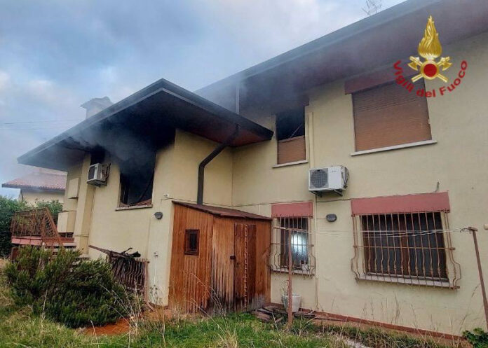 Montebelluna, in fiamme una casa disabitata Montebelluna, in fiamme una casa disabitata