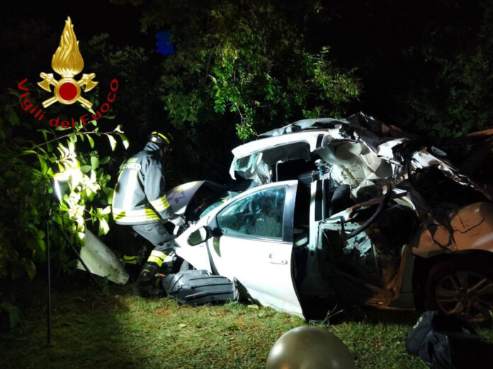 Istrana, perde il controllo dell'auto e finisce nel giardino di una casa Istrana, perde il controllo dell'auto e finisce nel giardino di una casa