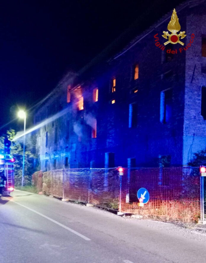 Giussago di Portogruaro, in fiamme un edificio abbandonato Giussago di Portogruaro, in fiamme un edificio abbandonato