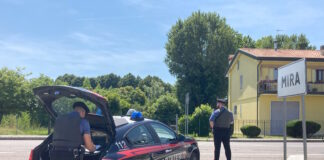 Sequestra l’ex compagna con i figli e la minaccia di morte: arrestato dai Carabinieri Carabinieri in azione a Mira