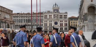 Rubano il portafogli dalla borsa di un’anziana signora: tre persone arrestate dai Carabinieri Carabinieri della Stazione di Venezia San Marco