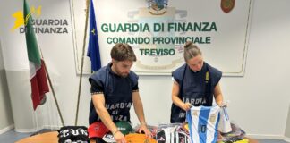 Caorle, sequestrati capi sportivi contraffatti venduti in un negozio al prezzo degli originali I capi di abbigliamento sportivo contraffatti sequestrai dalla GdF di Treviso