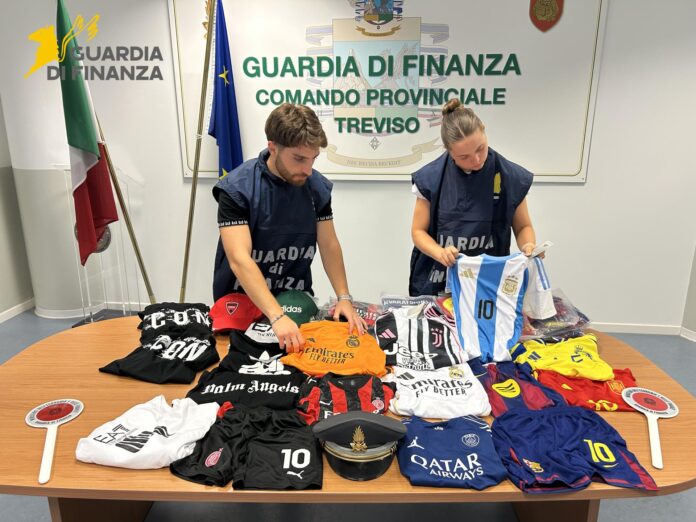 I capi di abbigliamento sportivo contraffatti sequestrai dalla GdF di Treviso I capi di abbigliamento sportivo contraffatti sequestrai dalla GdF di Treviso