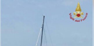 Catamarano alla deriva, trovato morto lo skipper Il catamarano alla deriva