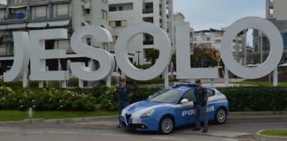 Jesolo, la Polizia di Stato arresta due persone per spaccio di droga Jesolo con auto della Polizia di Stato