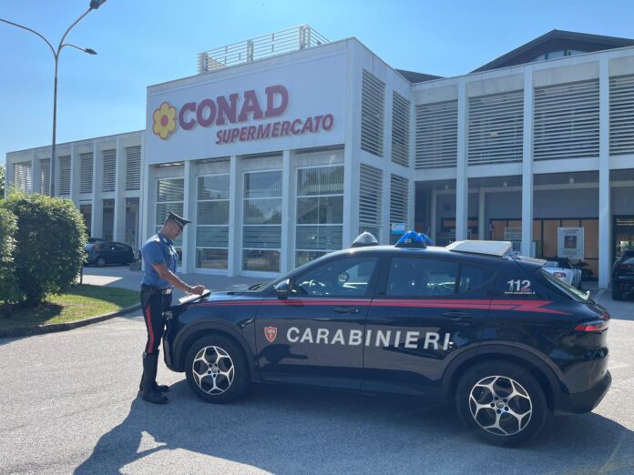 I Carabinieri nei pressi del supermercato Conad dove è avvenuto il furto I Carabinieri nei pressi del supermercato Conad dove è avvenuto il furto