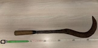 Ubriaco, aggredisce con una roncola un 36enne alla sagra: denunciato La roncola da fieno sequestrata dai Carabinieri