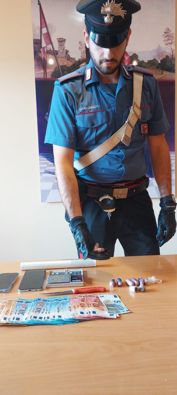 I Carabinieri di Castelfranco Veneto con la droga, il denaro e il materiale sequestrato I Carabinieri di Castelfranco Veneto con la droga, il denaro e il materiale sequestrato