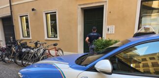 Arrestato latitante, la struttura ricettiva che lo ospitava non lo aveva registrato La Polizia di Stato di fronte alla struttura ricettiva dove alloggiava il latitante