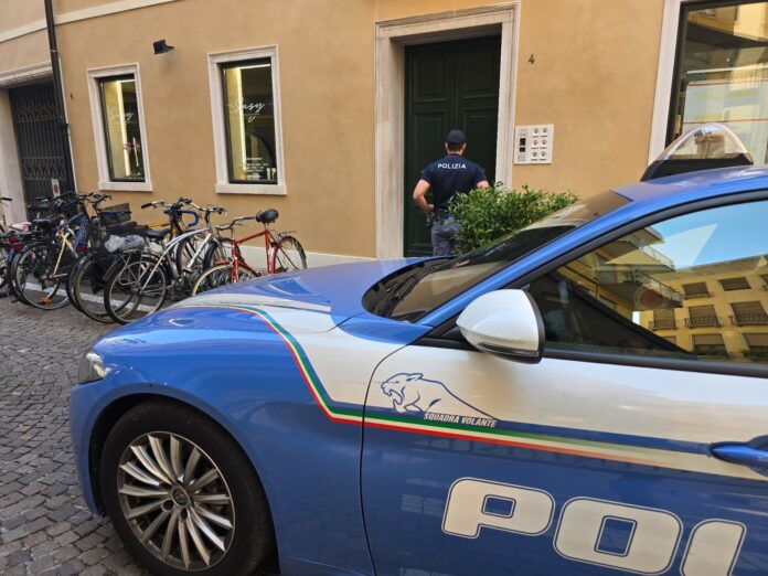 La Polizia di Stato di fronte alla struttura ricettiva dove alloggiava il latitante La Polizia di Stato di fronte alla struttura ricettiva dove alloggiava il latitante