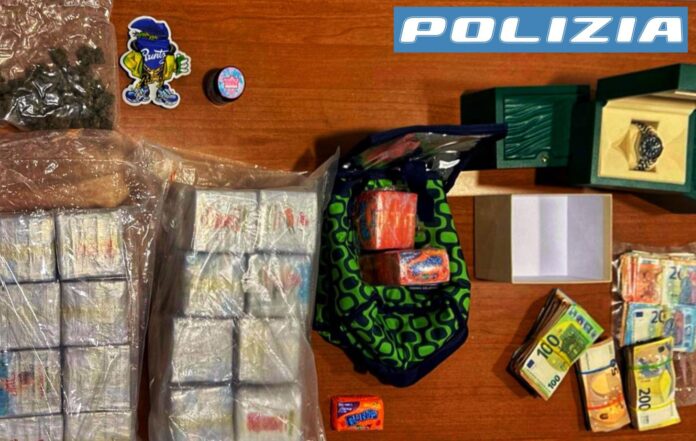 La droga, il denaro e il materiale sequestrato dalla Polizia di Stato all'uomo arrestato a Cessalto La droga, il denaro e il materiale sequestrato dalla Polizia di Stato all'uomo arrestato a Cessalto