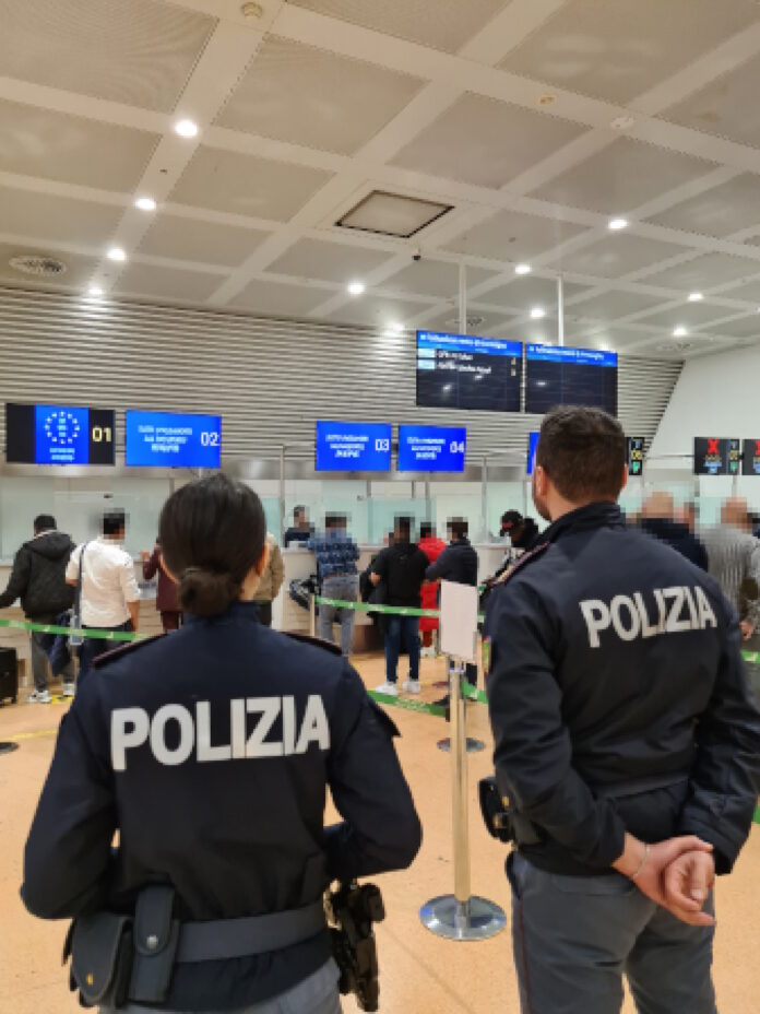 Polizia di Frontiera all'Aeroporto Marco Polo di Tessera Polizia di Frontiera all'Aeroporto Marco Polo di Tessera